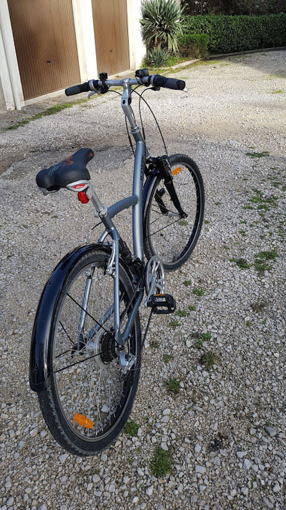 VELOS VTC taille M Plus 2 pneus chambre &agrave; air 26x1,20 Vélos