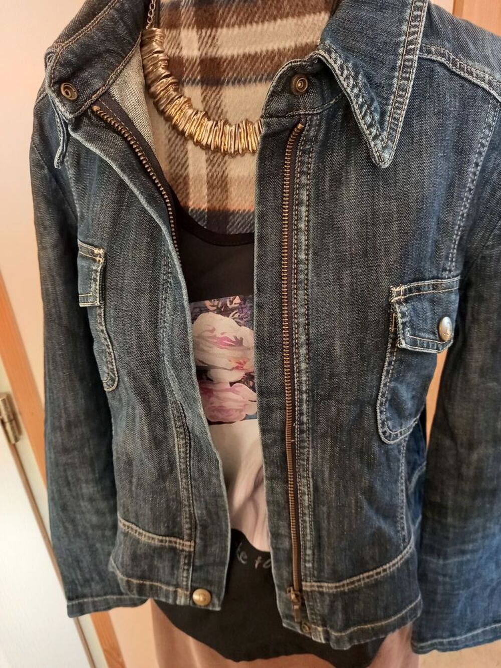 Veste en jean, tr&egrave;s bon &eacute;tat. Taille 40. Vêtements