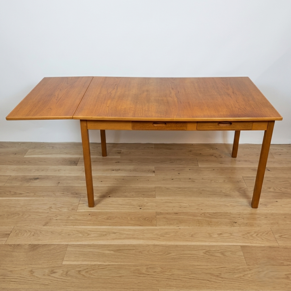 Table &agrave; manger scandinave avec rallonge estampill&eacute;e Garnas Meubles