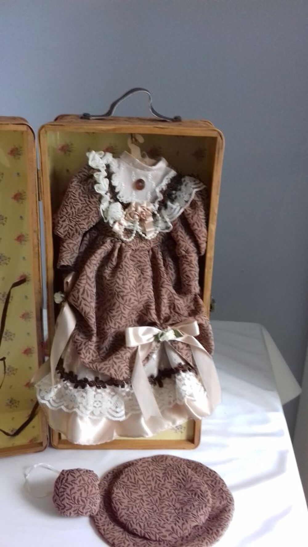 Poup&eacute;e en porcelaine avec son coffret Jeux / jouets