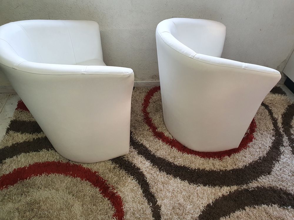 LOT DE 2 FAUTEUILS EN SIMI-CUIR Meubles