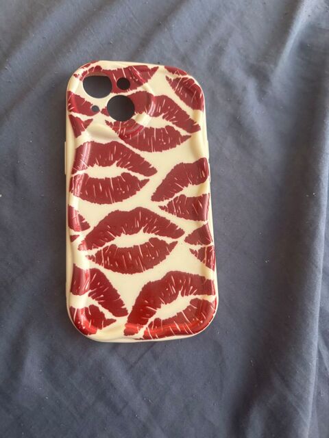 Coque iPhone 15 Couleur Rouge Et Blanc Motif Lèvre Saint-Pierre (97)