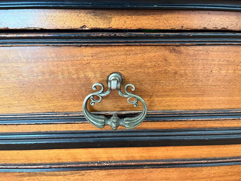 Buffet ancien en bois massif avec vitrine grav&eacute;e Meubles