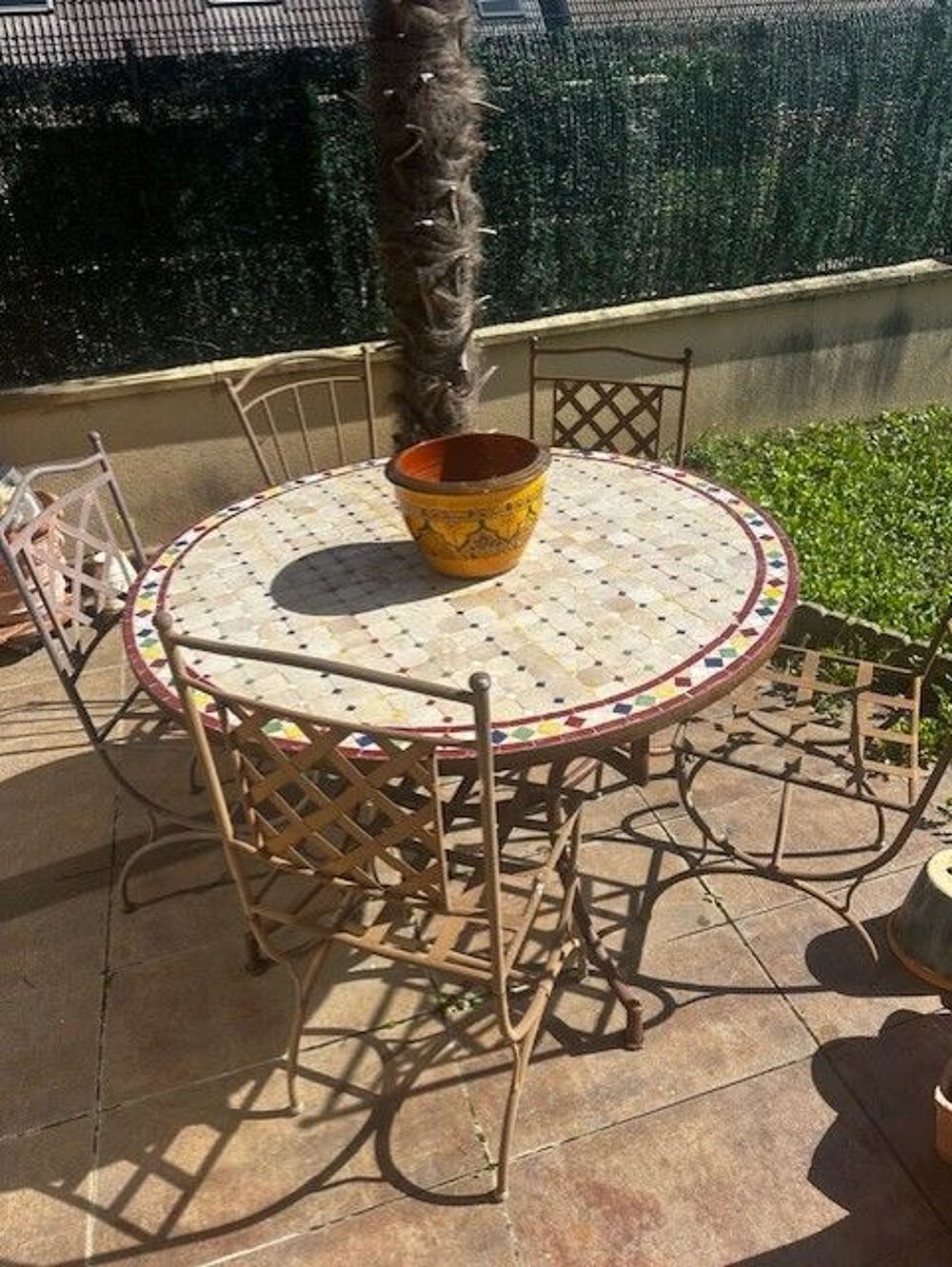 Table artisanale Zellij et 5 chaises en fer forg&eacute; Jardin