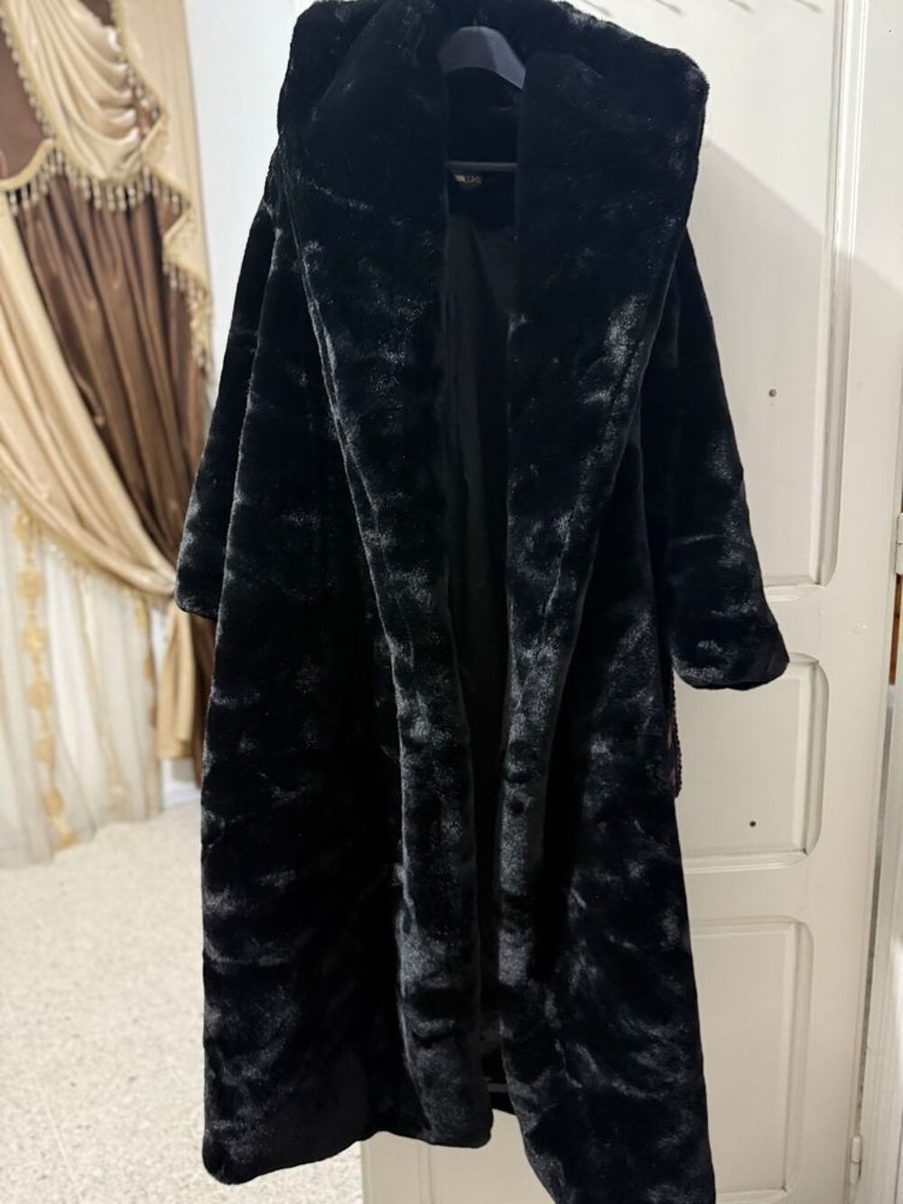 Manteau long en fourrure noire luxe €" El&eacute;gant &amp; intemporel &eth;Ÿ-&curren; Vêtements