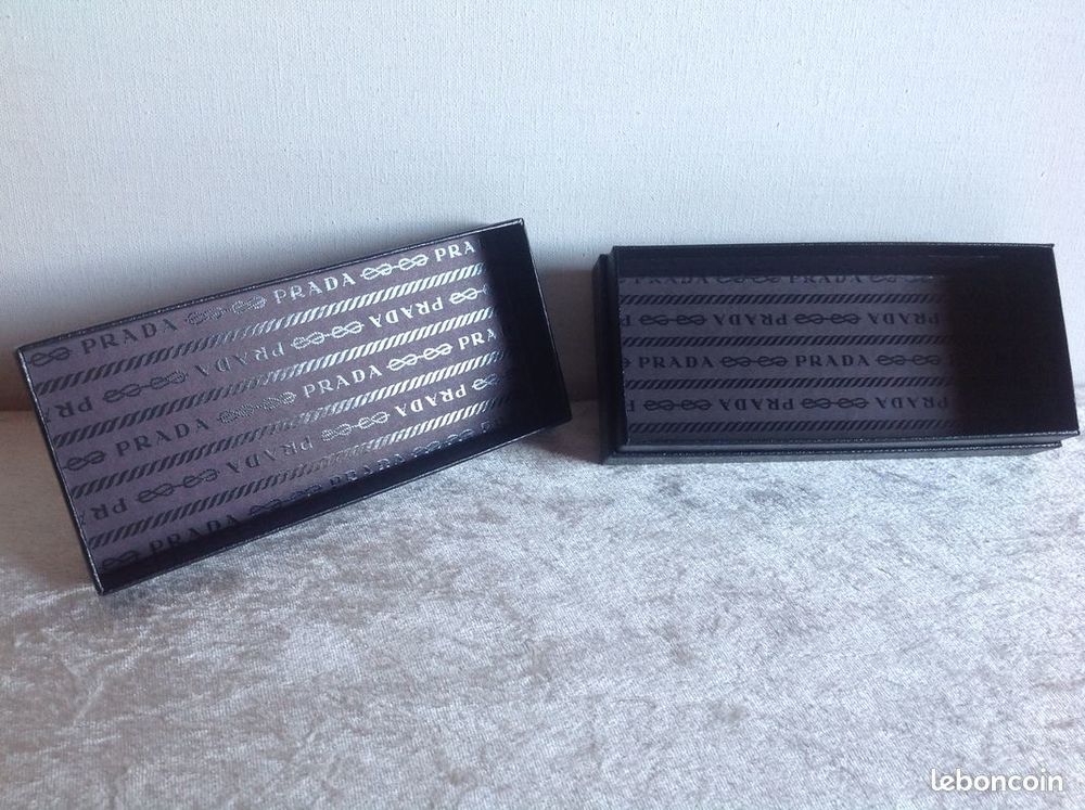 Jolie boite de rangement lunettes Prada en carton fa&ccedil;on croc 
