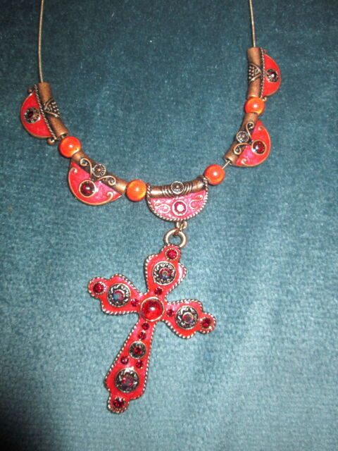 Collier pendentif croix mail et strass rouge 12 Herblay (95)