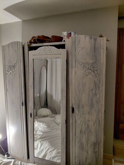 armoire ancienne avec une peinture poudree 80 Guillestre (05)