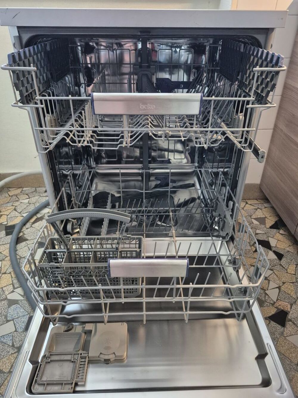 Lave-vaisselle Beko 60 cm - tr&egrave;s propre - pose libre Electroménager