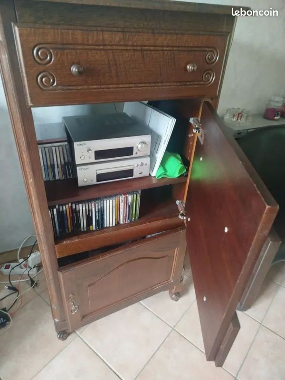 Meuble HIFI en ch&ecirc;ne
Meubles