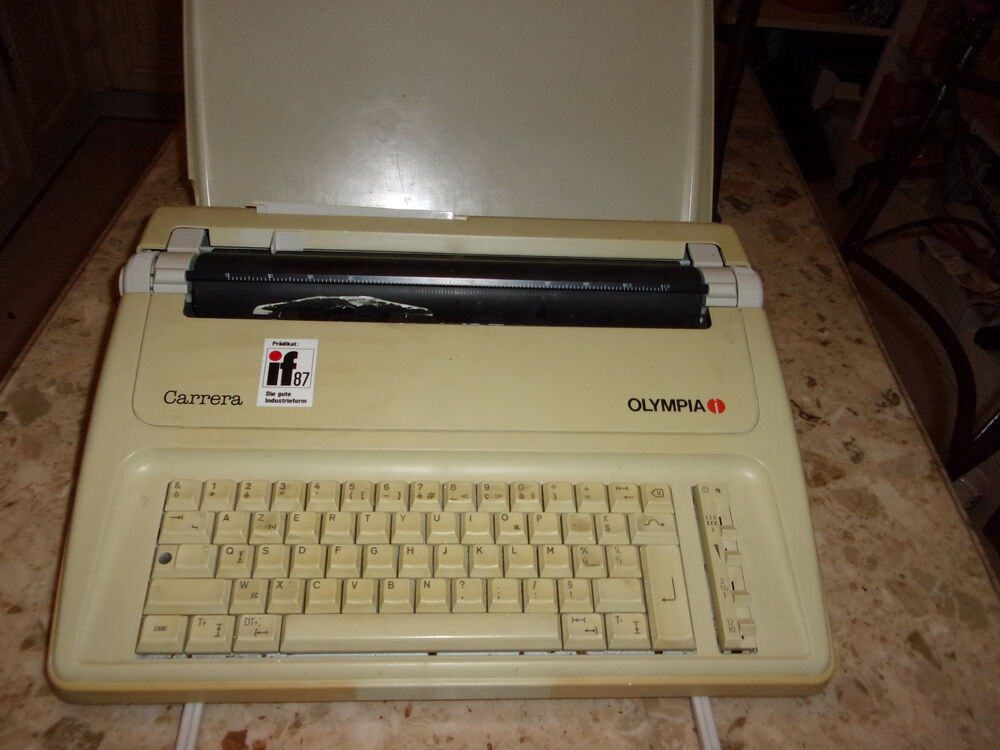 Machine &agrave; &eacute;crire Olympia Carrera &agrave; Cassette de 1987 