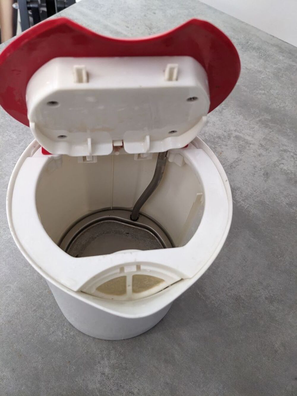 bouilloire neuve utilis&eacute;e 3 fois en parfait &eacute;tat de marche.
Electroménager