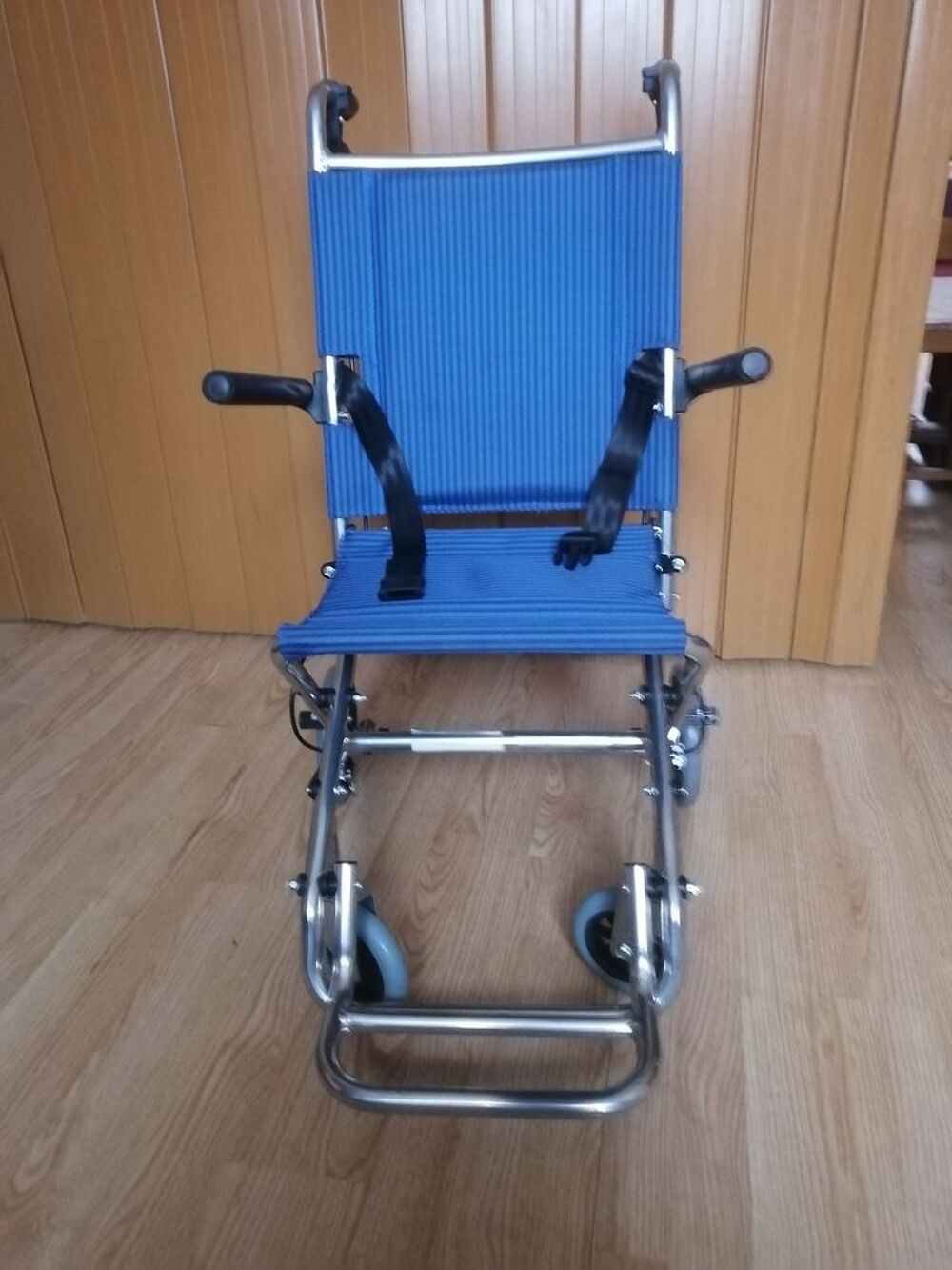   Fauteuil roulant pour handicapé    