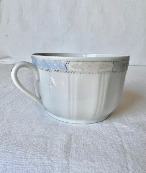 Tasse vintage en porcelaine blanche. Haute qualité Céret (66)