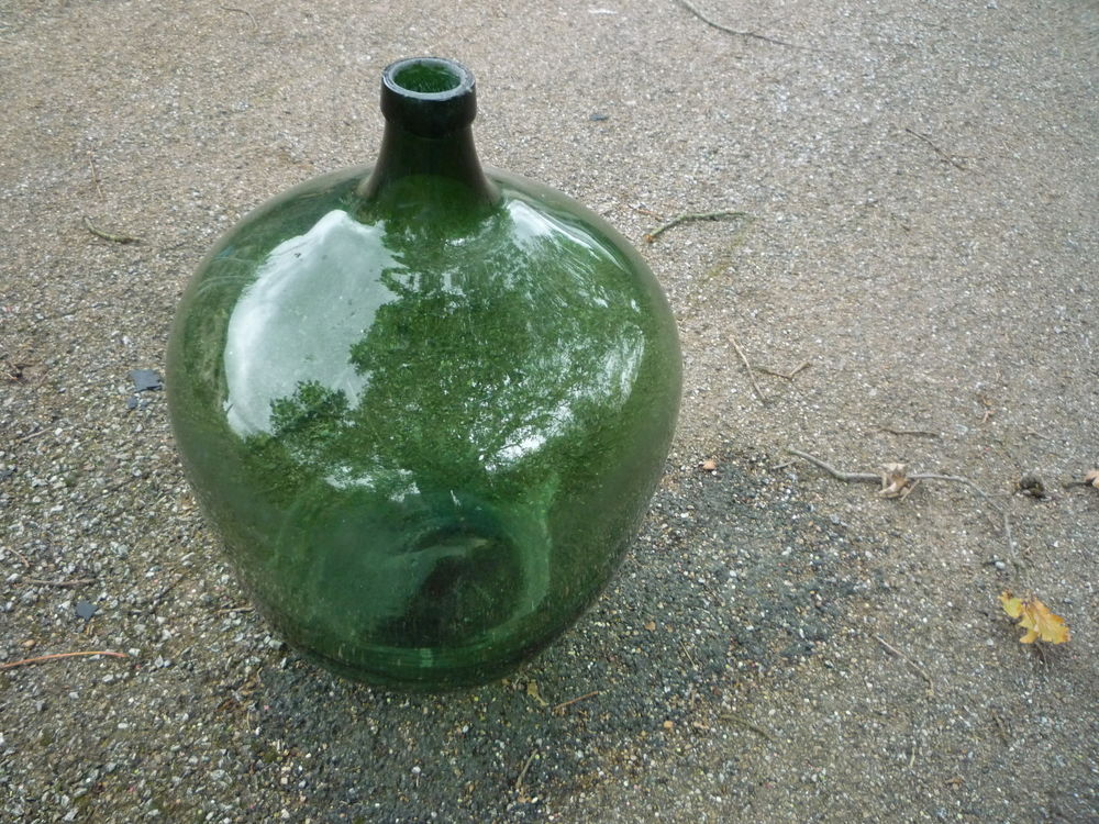 Grande bonbonne verte dans sa corbeille en fer
Décoration
