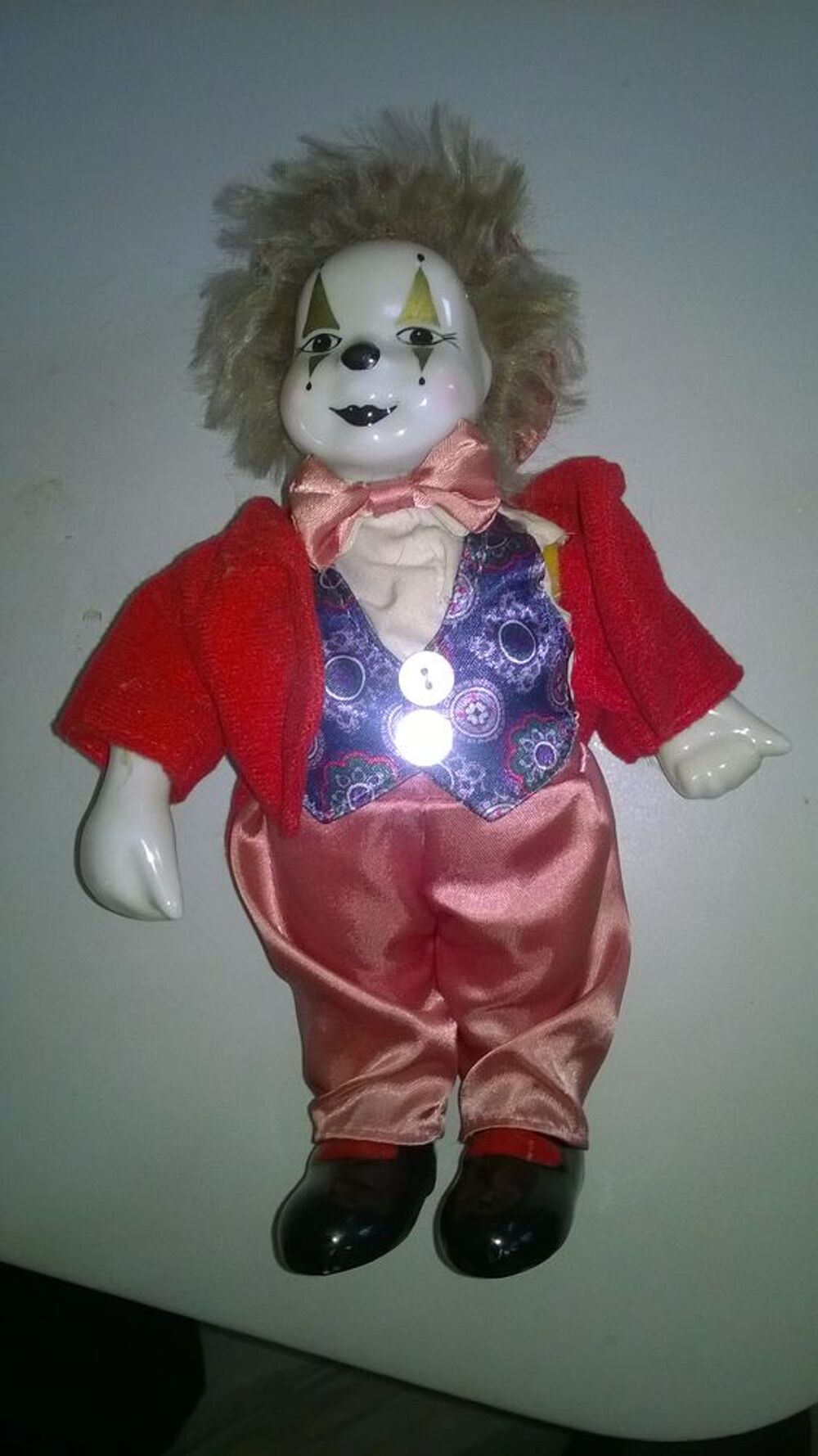 Clown en porcelaine t&egrave;te bras et corps mobiles
24 cm de hau 