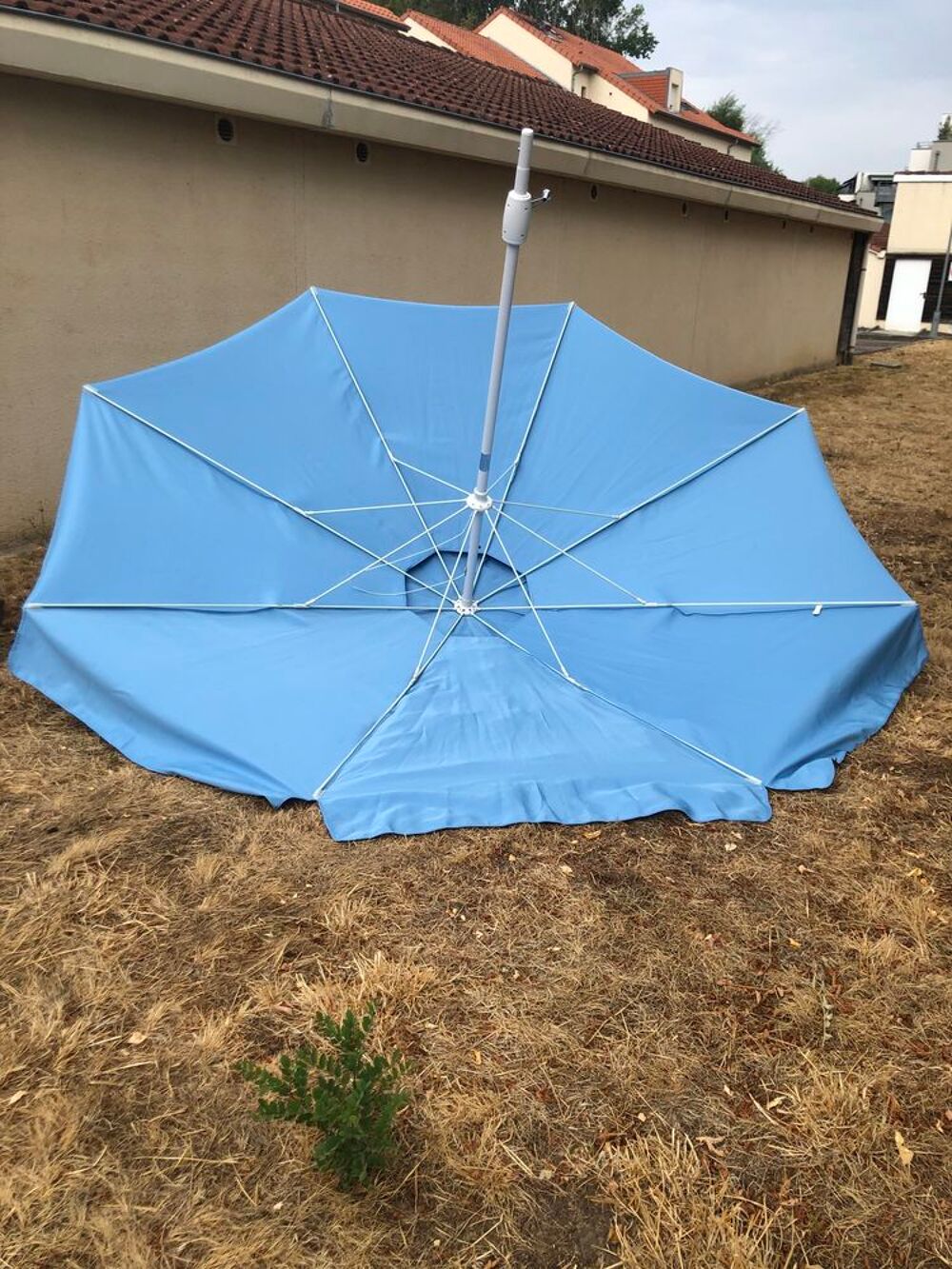 grand parasol couleur bleu ciel Jardin
