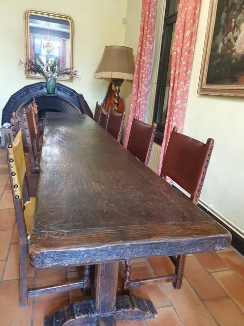 Table à manger en bois massif de monastère + 12 chaises 1500 Andon (06)