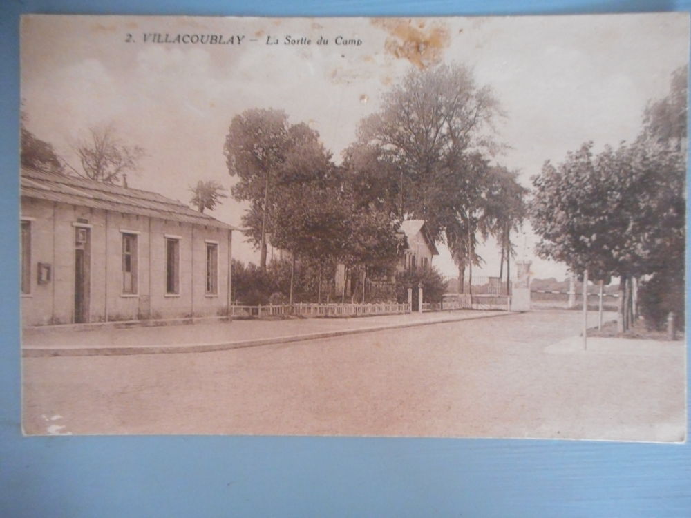 CPA Villacoublay-La sortie du camp 