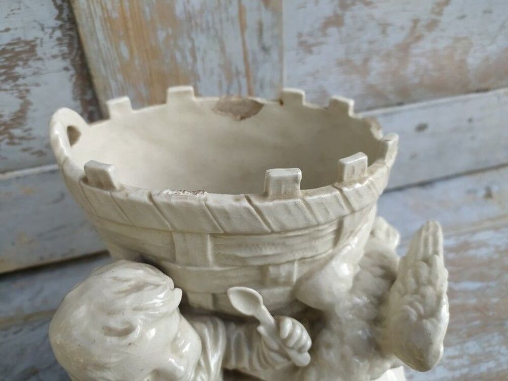 Ancien Vase Fa&iuml;ence Blanche Oie Volant le Gouter d'un Enfant Décoration