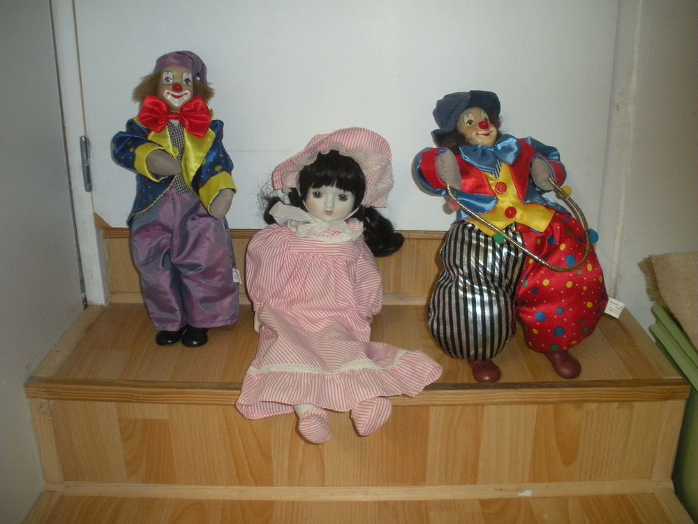 poup&eacute;es et clowns en porcelaine Jeux / jouets