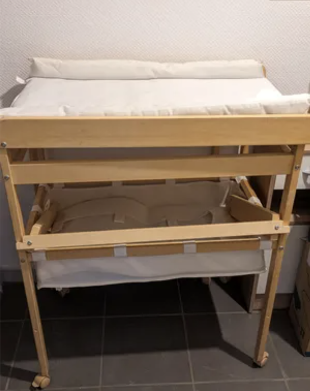 Table &agrave; langer en bois avec baignoire Puériculture