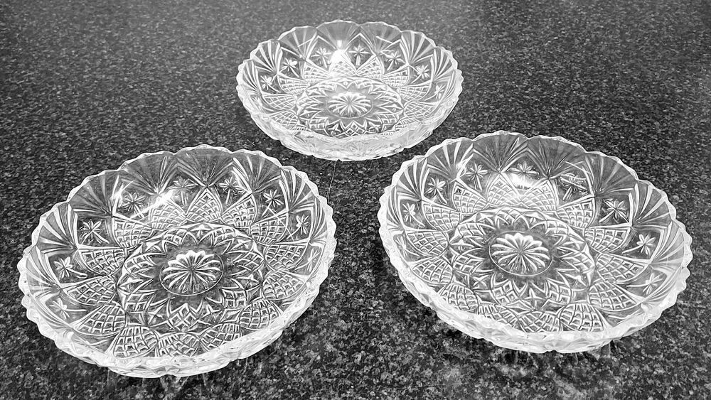 Belles coupelles 14cm en verre cisel&eacute; Décoration