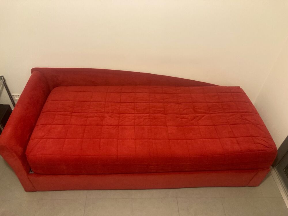 Canap&eacute;-lit rouge confortable avec coussins Meubles