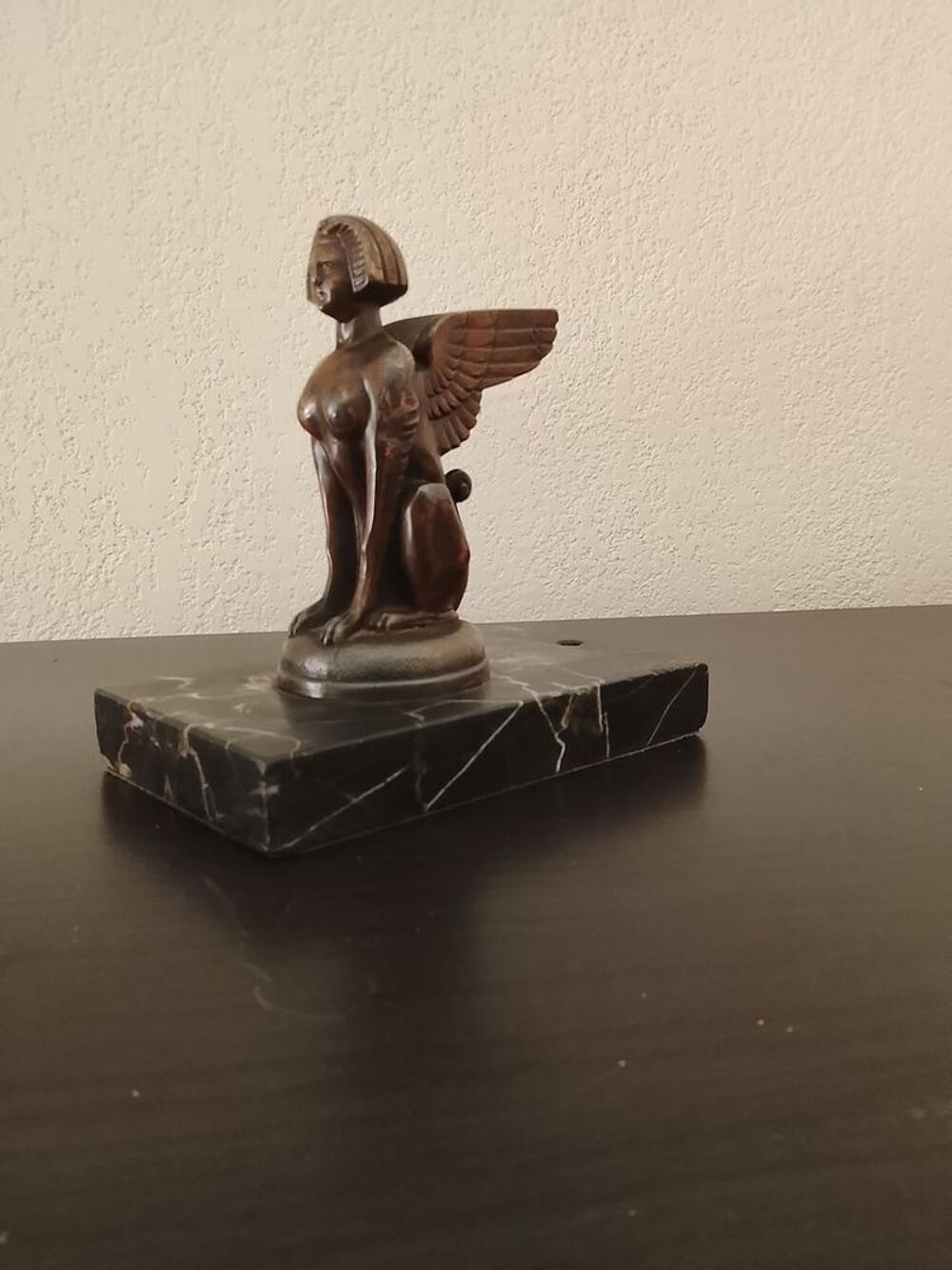 statuette r&eacute;tro sur plaque de marbre 