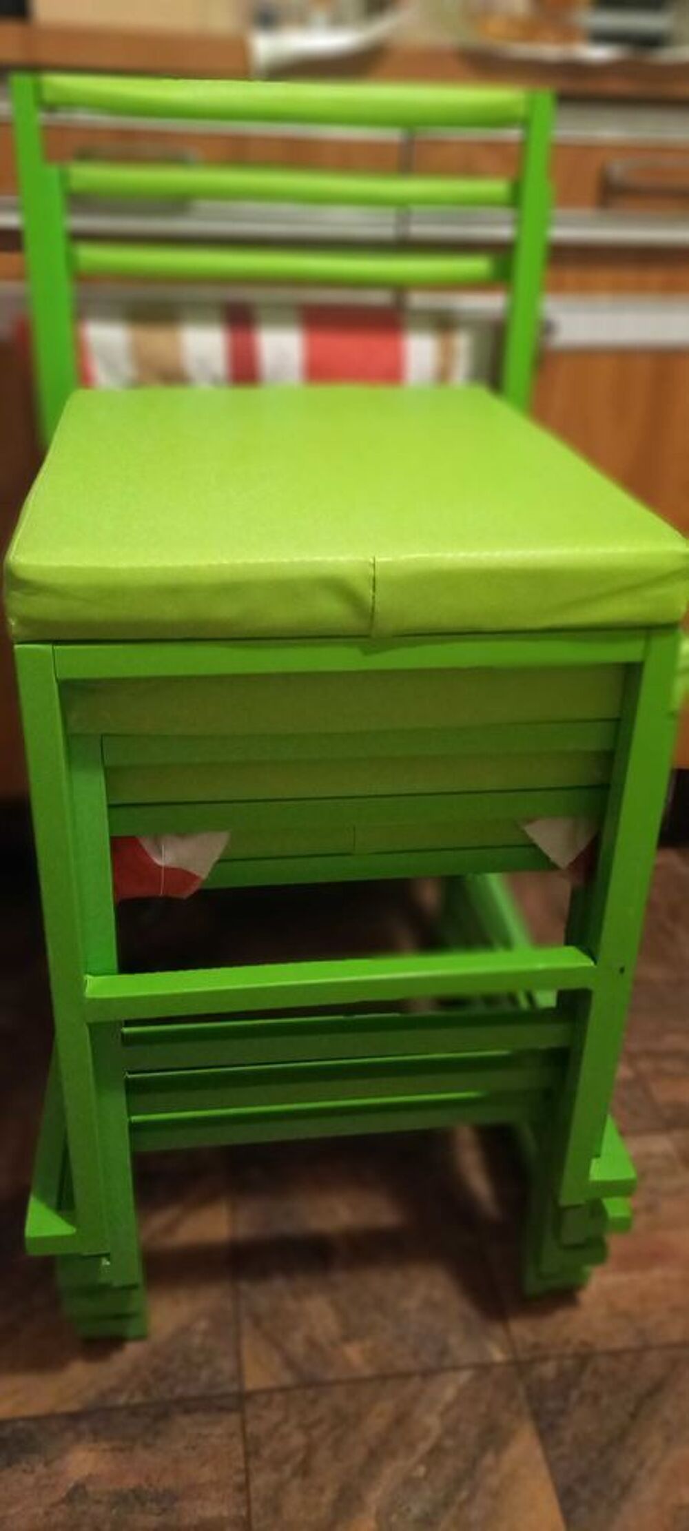 vendre 5 chaise ver, tr&egrave;s bonne &eacute;tat comme neuf Meubles