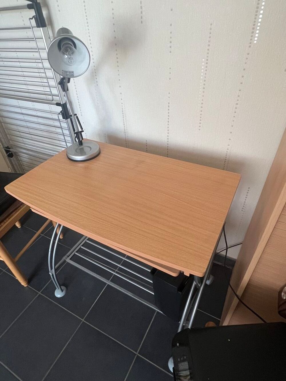 Vend bureau plus lampe prix 45€&agrave; venir le chercher &agrave; roncq Meubles