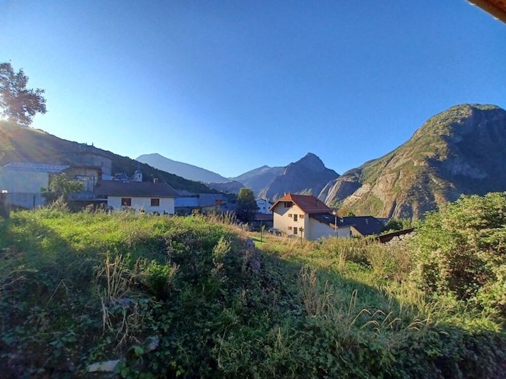 Vente Maison SAINT MARTIN DE LA PORTE Dans charmant village ensoleillé sur les hauteurs de Saint Michel de Maurienne A proximité des Stations Très belle maison individuelle + Jardin, Terrasse et Balcons Saint-martin-de-la-porte
