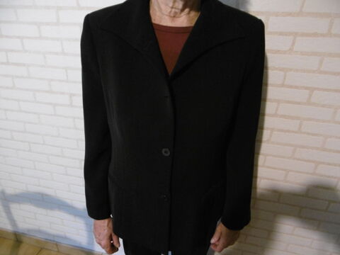 Veste noire femme , marque LOLA
5 La B�gude-de-Mazenc (26)