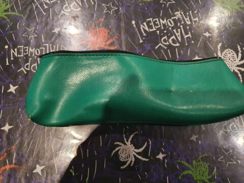 Petite trousse verte 
1 Aubvillers (80)