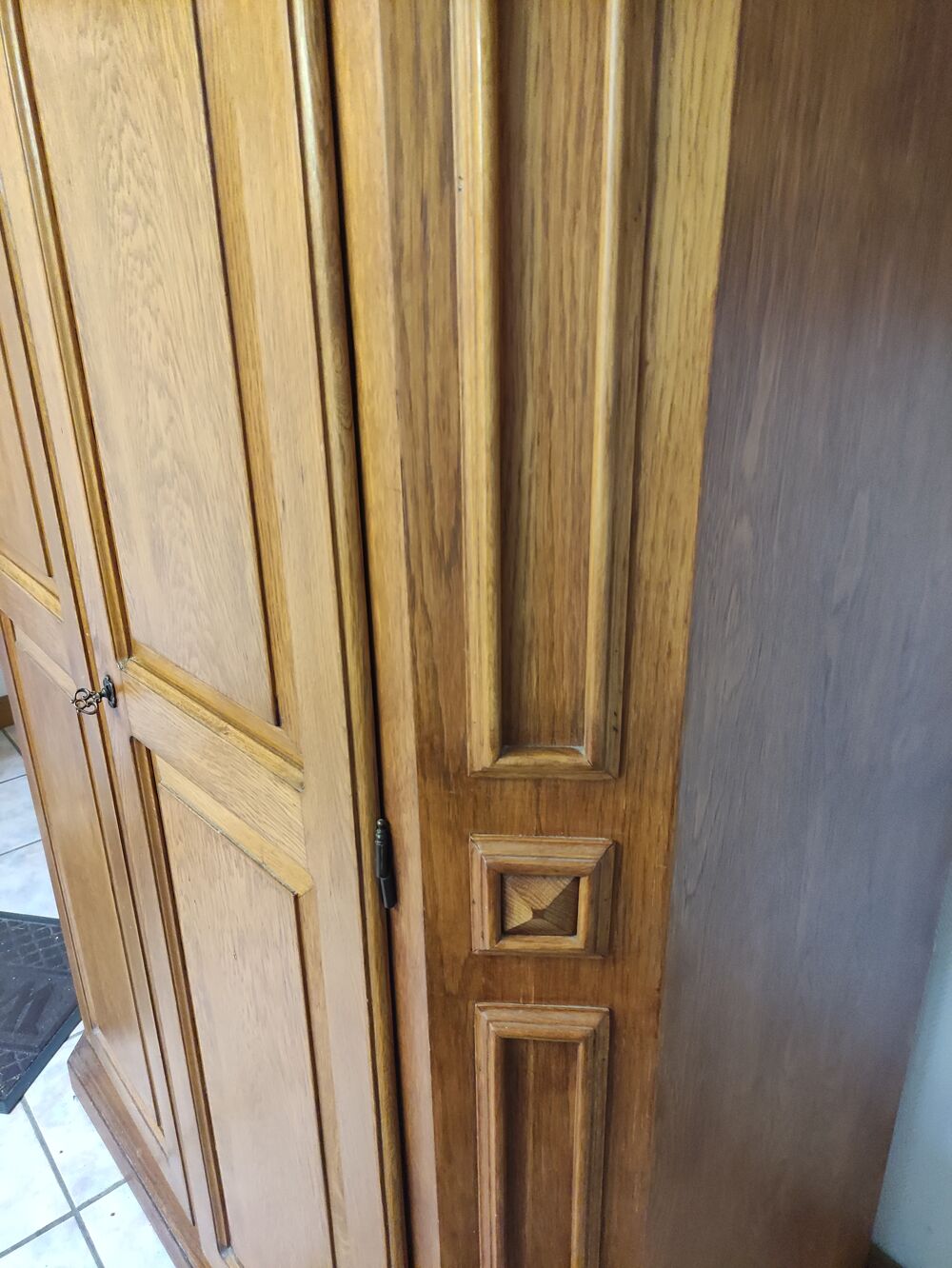 Armoire en chene avec &eacute;tag&egrave;res. Meubles