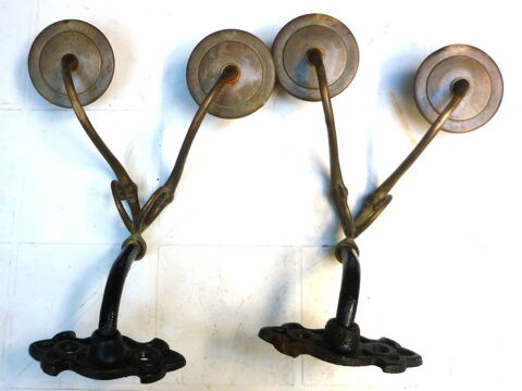 2 BOUGEOIRS ANCIENS POUR PIANO OU APPLIQUE MURALE.
70 Verg�ze (30)