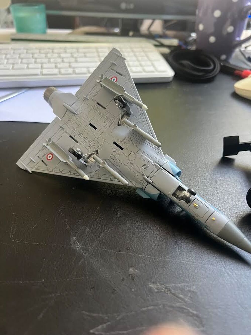 MIRAGE 2000 ARMEE DE L'AIR sur son socle
Pas de boite 