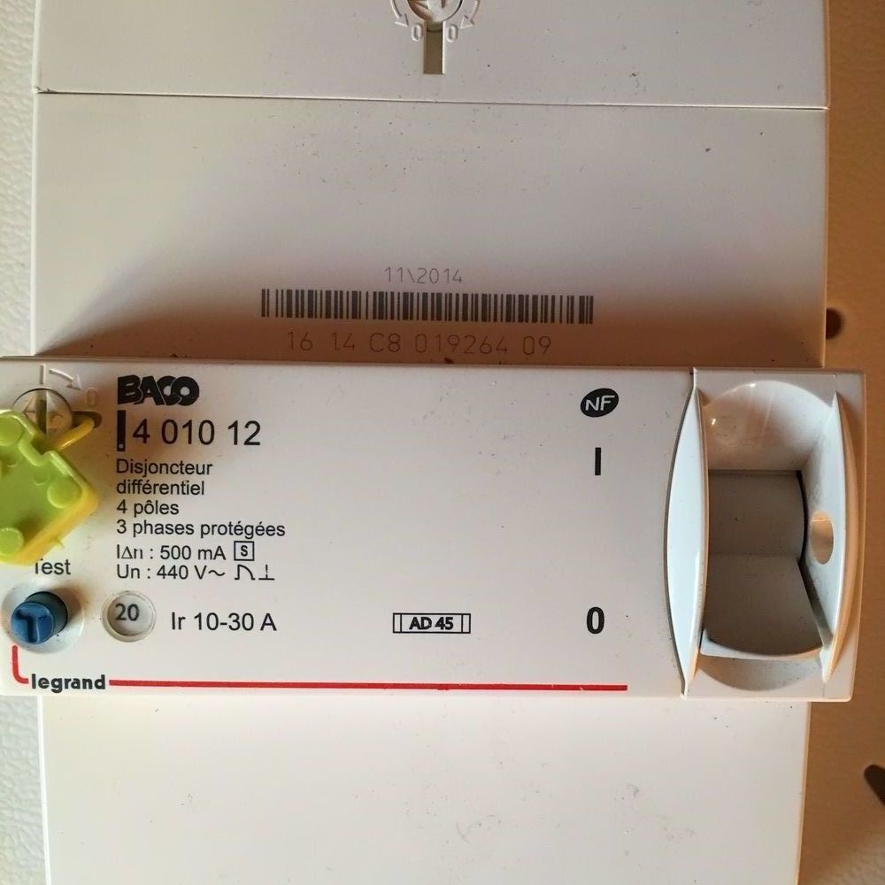 disjoncteur triphas&eacute; 10-30A Bricolage