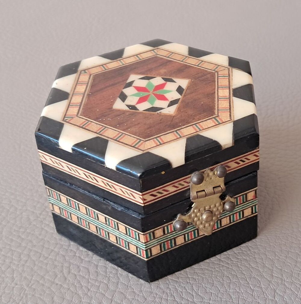 bo&icirc;te en bois et marqueterie hexagonale recouverte de papier Décoration