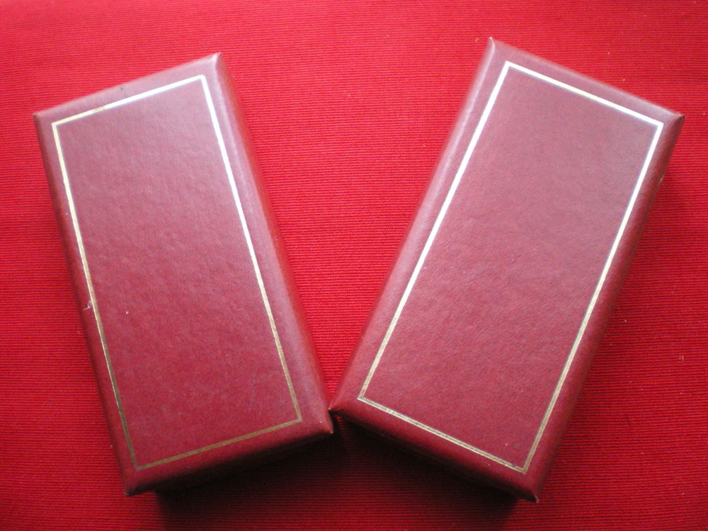Coffrets pour ordre ou m&eacute;daille. 