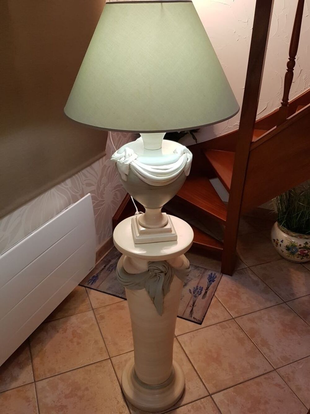Lampe de salon d&eacute;corative sur son socle Décoration