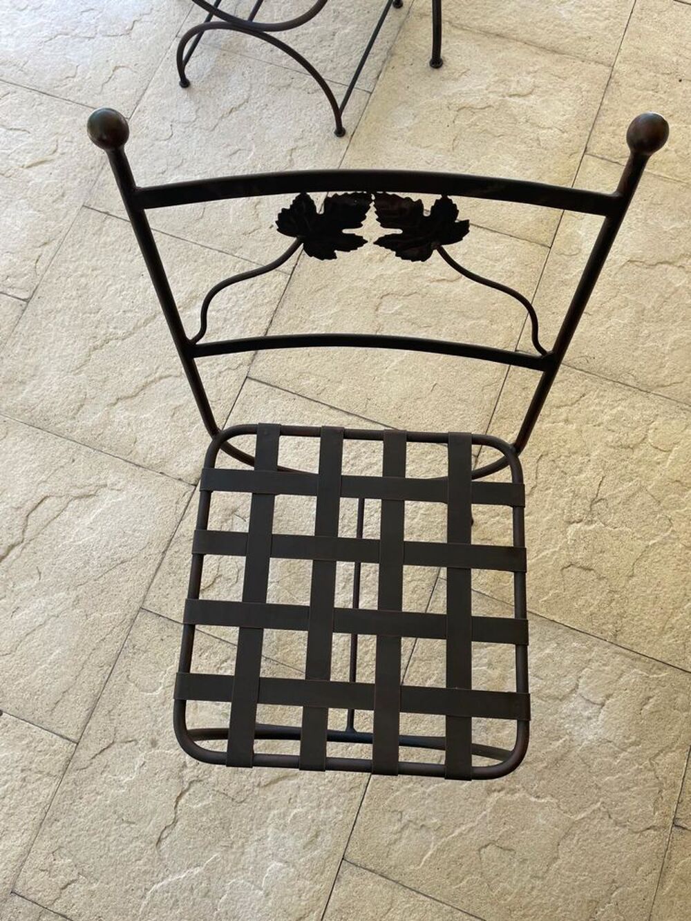 Table en fer forg&eacute; lourd et robuste style travaill&eacute; + 6 chai Meubles