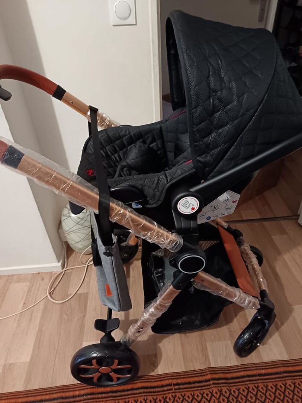 Belle poussette royale 3 en 1 NEUVE dans son carton Puriculture