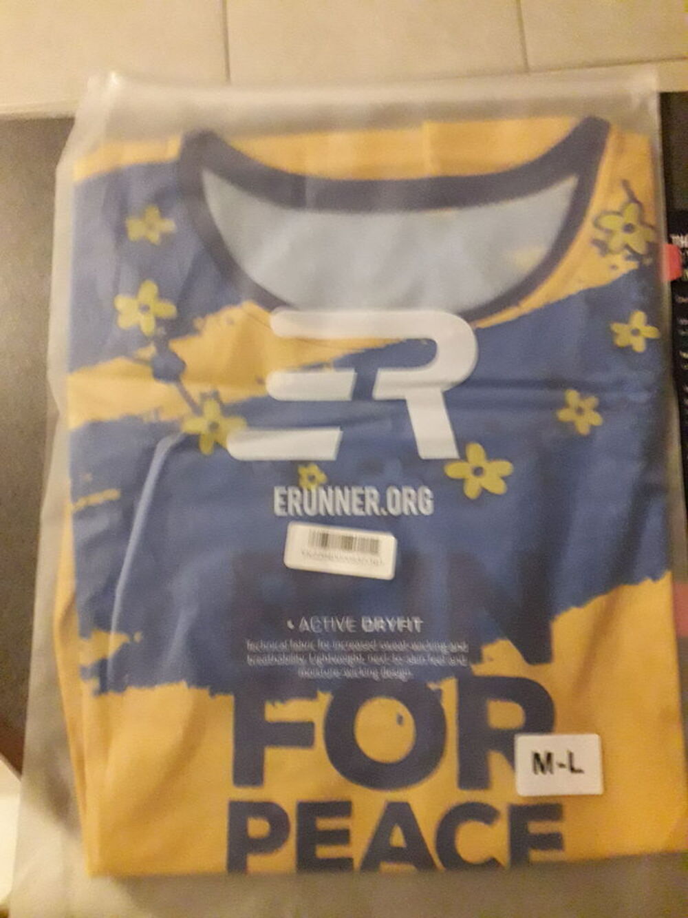 T_Shirt et m&eacute;daille associ&eacute;e : paix pour l'ukraine. Vêtements