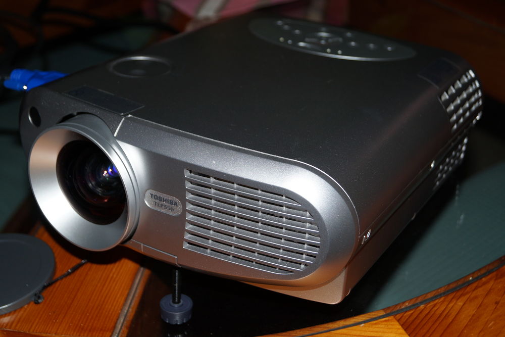 VIDEO-PROJECTEUR ET ECRAN SUR PIEDS. Photos/Video/TV