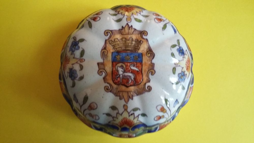 Bonbonni&egrave;re en fa&iuml;ence de Rouen 