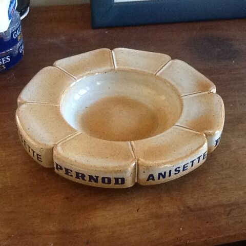 Cendrier publicitaire Anisette Pernod Gr�s Marguerite 22 Mouxy (73)