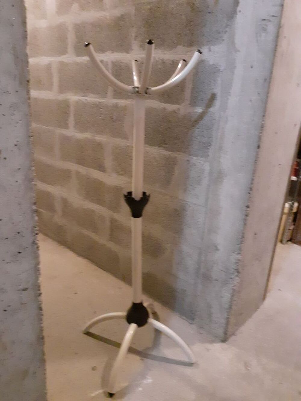PORTE MANTEAUX ROBUSTE EN TUBES METAL THERMOLAQUES Vêtements