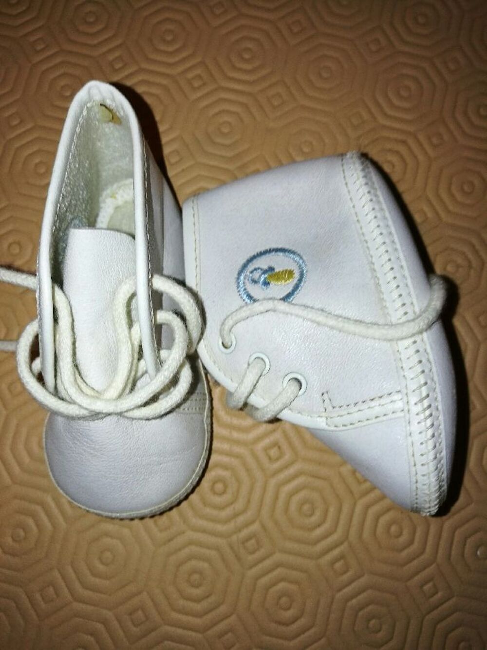 Chaussures blanches 6 &agrave; 12 mois marque Bob&eacute;b&eacute; taille 17 Chaussures