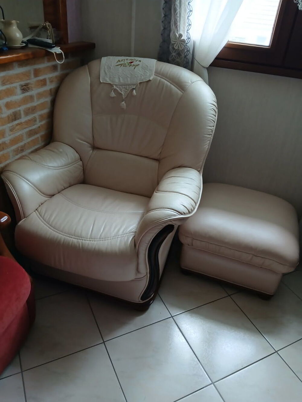 2 fauteuils et 2 poufs cuir Meubles